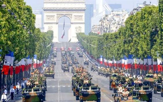 ChanzeChristine's tweet photo. J espere qu il y en a pas qui nous font payer le prix a cause du défilé du 14 juillet avec les Ukrainiens en foutant le feu dans nos foret car je les briserais de mes doigts. La foret les animaux ne peut pas parler moi oui et je parle et me bat pour eux . https://t.co/7tWS58fQzX