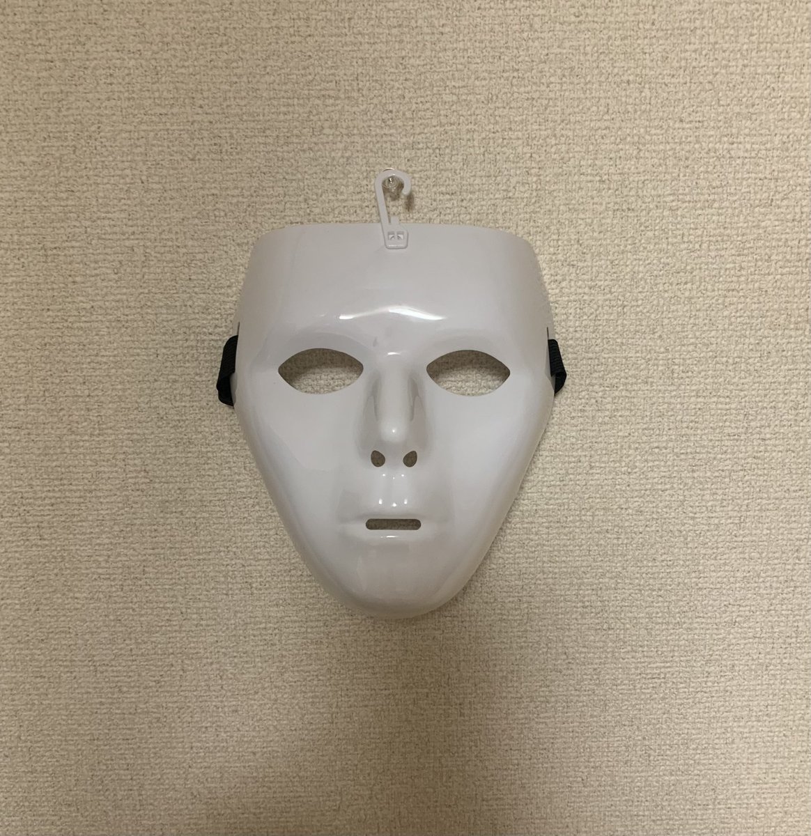roshuthu_com's tweet photo. この面を着けて楽しもうと
購入したのですが…
その日装着忘れていました🥺

当面の間、
部屋のインテリアになりそうです🫣
＃SMお面 https://t.co/5FHcID2wyP