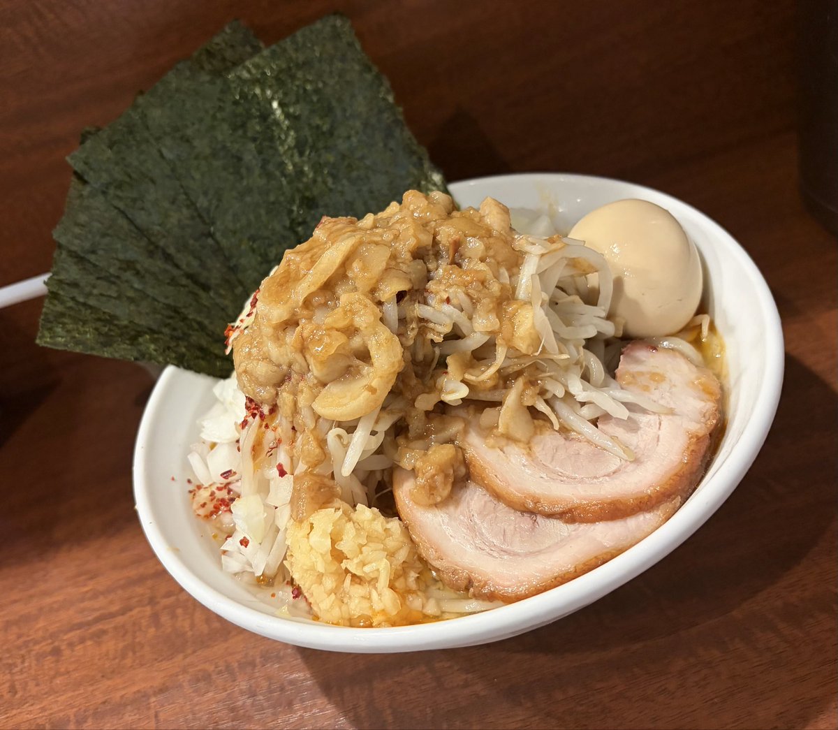 daisuke71113441's tweet photo. 麺屋づかちゃん　新杉田店
冷やし脂ラーメン　ＴＰ:海苔•タマネギ
ニンニク🧄ヤサイ🌱トウガラシ🌶️
🥚ありがとうございます。
1口目の衝撃‼️🤩脂がうめぇ😆
スープはあっさりでコレはコレで旨い😄
ペロリ😋でした。 https://t.co/aDuNUm5pI6