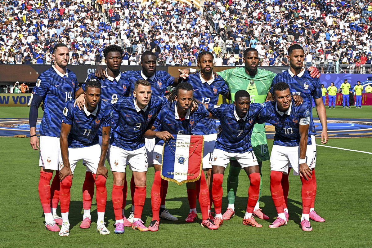 ActuFoot_'s tweet photo. 🚨 Jürgen Klopp 🇩🇪 : « Quand on demande en Allemagne 🇩🇪 : SOMMES-NOUS AUSSI BONS QUE LA FRANCE 🇫🇷 ? LA RÉPONSE EST NON, CE N’EST PAS VRAI. ❌

La question devrait être : AVONS-NOUS DES JOUEURS COMME DEMBÉLÉ, MBAPPÉ, DOUÉ, BARCOLA ? LA RÉPONSE EST NON. 

MAIS NOUS POUVONS QUAND MÊME LES BATTRE. CE N’EST PAS IMPORTANT DE REGARDER LA FRANCE 🇫🇷, L’ESPAGNE 🇪🇸, L’ARGENTINE 🇦🇷. 

Le plus important, c’est de se regarder nous-mêmes et la manière dont nous jouons au football. 

Nous ne sommes pas numéro un au monde en ce moment, c’est vrai. Il y a 11 nations devant nous au classement. 

Mais nous devons rendre possible l’idée de les battre, avec la manière dont nous jouons au football. » 😤

🎙️ conf. de presse