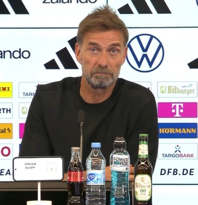 ActuFoot_'s tweet photo. 🚨 Jürgen Klopp 🇩🇪 : « Quand on demande en Allemagne 🇩🇪 : SOMMES-NOUS AUSSI BONS QUE LA FRANCE 🇫🇷 ? LA RÉPONSE EST NON, CE N’EST PAS VRAI. ❌

La question devrait être : AVONS-NOUS DES JOUEURS COMME DEMBÉLÉ, MBAPPÉ, DOUÉ, BARCOLA ? LA RÉPONSE EST NON. 

MAIS NOUS POUVONS QUAND MÊME LES BATTRE. CE N’EST PAS IMPORTANT DE REGARDER LA FRANCE 🇫🇷, L’ESPAGNE 🇪🇸, L’ARGENTINE 🇦🇷. 

Le plus important, c’est de se regarder nous-mêmes et la manière dont nous jouons au football. 

Nous ne sommes pas numéro un au monde en ce moment, c’est vrai. Il y a 11 nations devant nous au classement. 

Mais nous devons rendre possible l’idée de les battre, avec la manière dont nous jouons au football. » 😤

🎙️ conf. de presse