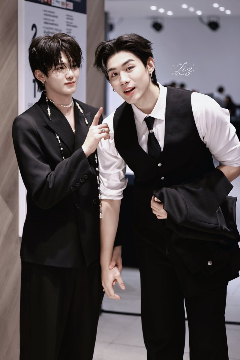 Lizzyeahyeee's tweet photo. ผอ.Arthur และซูเปอร์สตาร์ของเขา💫✨

@JARUKiTzX96 @mii_iin_ 

TOPTAPMINLEE AT Y AWARDS 2025

#YAwards2025xToptapMinlee
#toptapminlee #toptap #minlee https://t.co/q3yp76kPGT