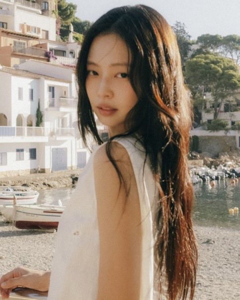 JennieKimData's tweet photo. #JENNIE is currently the most consumed K-Pop Soloist across all music streaming platforms. https://t.co/pQgn9j4Fox