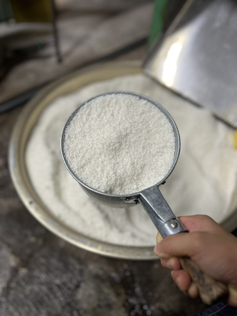 kure_arare's tweet photo. 今日は生地作りです。

写真は粉砕したもち米の粉。

この粉から生地を作り
あられへと仕上げていきます。

普段はあまり目にすることのない工程ですが、美味しさを支える大切な仕事です。

今日も丁寧に仕込んでいます。

#呉あられ #手作り #あられ https://t.co/ry6nv5mliJ