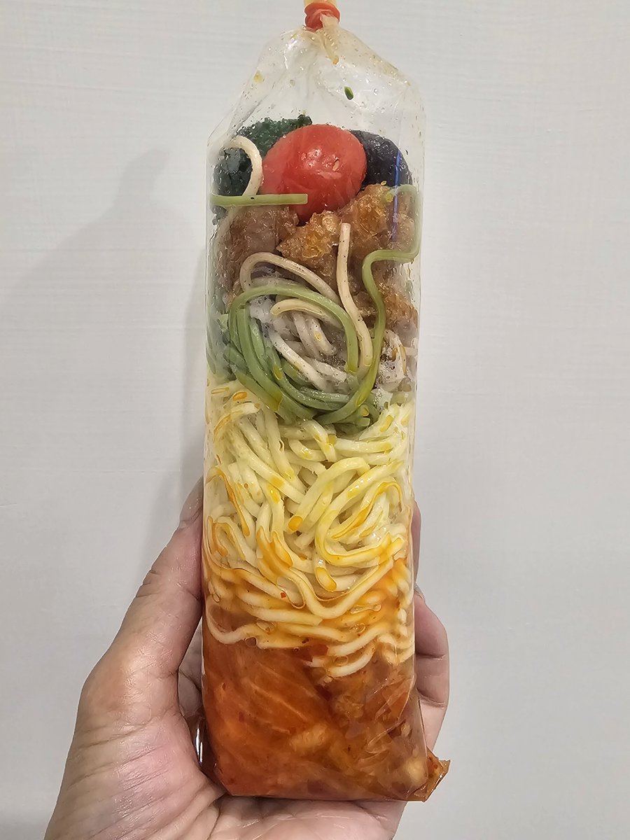 meifetaiwan's tweet photo. 【高雄グルメ】美しすぎる「袋入り涼麺」を発見✨麺、野菜、お肉、キムチを一袋にぎっしり詰めた、まるで芸術作品のような涼麺🥢
このまま持ち帰って器に移すだけなので、とっても便利😊

台湾の市場って、見て歩くだけでも発見がいっぱいで楽しい🇹🇼
#台湾 #高雄 # #高雄グルメ #自由市場 https://t.co/JdiSRtuDnu