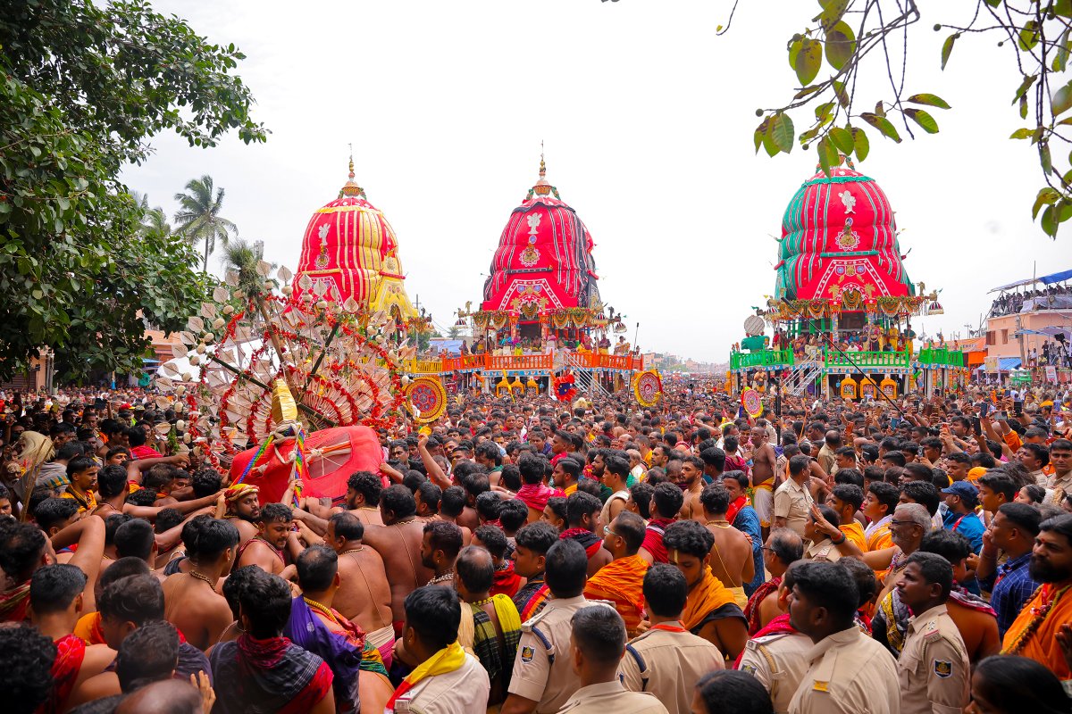 JagannathaDhaam's tweet photo. ମହାପ୍ରଭୁ ଶ୍ରୀଜଗନ୍ନାଥ ଭାବବିହ୍ୱଳ ପରିବେଶ ମଧ୍ୟରେ ଧାଡ଼ି ପହଣ୍ଡିରେ ନନ୍ଦିଘୋଷ ରଥକୁ ବିଜେ କରୁଥିବାର ଦିବ୍ୟ ଦୃଶ୍ୟ।

#BahudaJatra #Rathayatra2026 #JaiJagannatha #RathaJatra2026 #RathaYatra #ShreeJagannathaDhaam #Puri https://t.co/kMOYQQpRx3