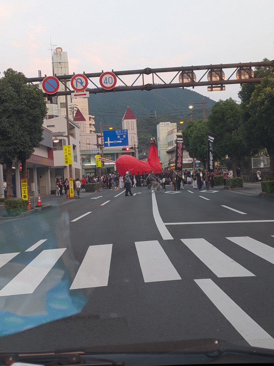 yamacolt's tweet photo. 牛鬼がいて通行止め。 https://t.co/rriok8m8Ey