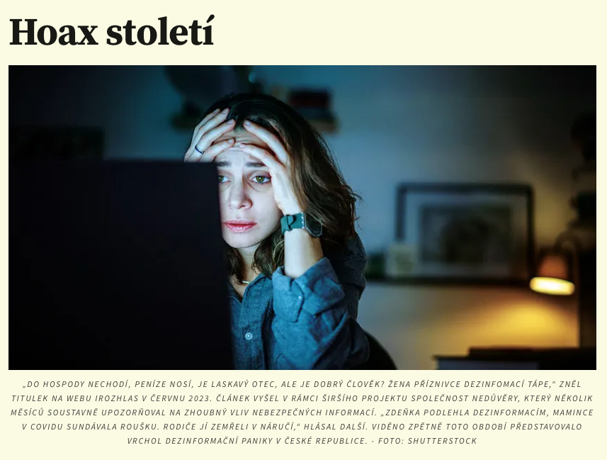 ruzick_adam's tweet photo. V aktuálním čísle Echa se ohlížím za dezinformační panikou posledních deseti let👇👇👇

"Americký investigativní novinář Jacob Siegel se vyjádřil ještě mnohem ostřeji a hrozbu dezinformací označil za „hoax století“. Letos na jaře vydal knihu The Information State, kde detailně rozebírá celou anabázi od vzniku až do současnosti. Podle něho byl zcela klíčový právě rok 2016, který přinesl v krátkém sledu za sebou brexit a Trumpovo první vítězství, čímž otřásl dosavadní představou západních elit o tom, jak funguje veřejné mínění v digitálním prostoru. 

Internet byl do té doby oslavován coby nástroj demokratizace a nositel pokroku – ostatně významně přispěl k vzestupu Baracka Obamy –, najednou se však začal jevit jako prostředí, v němž lze obejít zavedené instituce, média i stranické aparáty a kde na zranitelnou veřejnost mohou doléhat nepřátelské vlivy.

Jak jinak si ostatně vysvětlit triumf prezidentského kandidáta, kterého establishment považoval za politicky i morálně zjevně nepřijatelného, a odmítnutí tak bohulibého projektu, jakým je Evropská unie? Kognitivní disonance byla příliš silná na to, aby bylo možné výsledky voleb prostě přijmout jako projev demokratické vůle. Populistická revolta se proto začala čím dál častěji interpretovat jazykem bezpečnostní hrozby, hybridní války a zákeřné psychologické manipulace. 

Nesmírnou ironií bylo, že ačkoli se bojovníci s dezinformacemi zaklínali láskou k demokracii, kterou je třeba chránit za každou cenu, jejich snažení bylo v důsledku postaveno na zaryté podezíravosti k demokratickému procesu i ke svobodnému informačnímu prostoru. Ten se znenadání nejevil jako přirozené prostředí pro veřejnou diskusi, ale jako zdroj nebezpečí, před nímž je nutné občany paternalisticky chránit – pro strach, že by ponecháni sami sobě zvolili špatně."