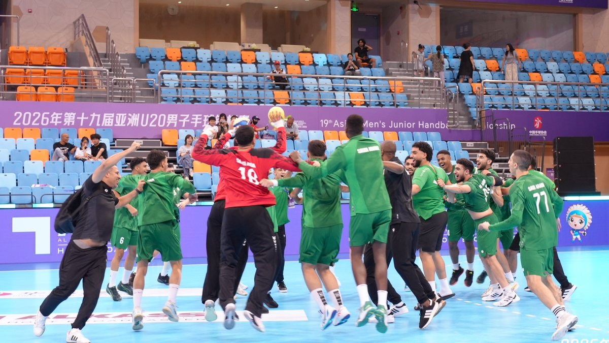 sahfksa's tweet photo. فرحة التأهل إلى العالمية 🤩🇸🇦

📸 من احتفالات #شباب_أخضر_اليد بعد حسم بطاقة التأهل إلى بطولة العالم 2027، للمرة السادسة تاريخيًا 👏🌍 https://t.co/6QlnhEOBQq