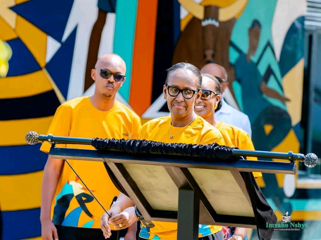 JustinNsengima's tweet photo. 🚨𝐀𝐌𝐀𝐊𝐔𝐑𝐔 𝐀𝐆𝐄𝐙𝐖𝐄𝐇𝐎🚨

Madamu Jeannette Kagame akaba n’uwashinze Umuryango Imbuto Foundation yafunguye ku mugaragaro gahunda ya ‘Imbuto Hubs’. ’ahantu hubakiwe guteza imbere ubuzima n’imibereho y’abaturage.

Ni gahunda yatangirijwe mu Karere ka Bugesera mu Murenge wa Nyamata, ahubatswe ikigo gifite serivisi zikenerwa n’imiryango kuva ku zigenewe abana, urubyiruko n’abakuru.
@Imbuto 
@FirstLadyRwanda
