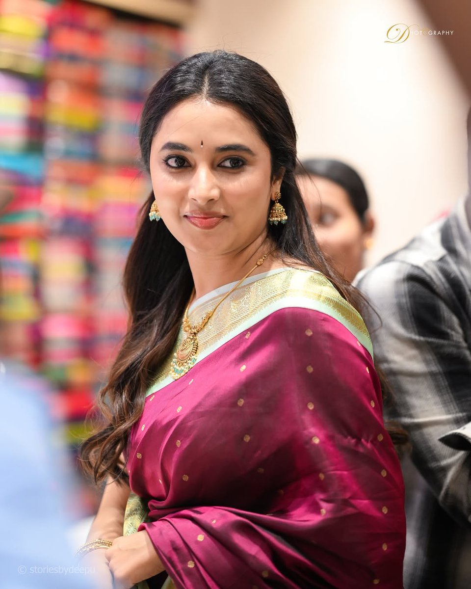 stargallery2020's tweet photo. Priyanka Mohan showcases a graceful ethnic look in a rich maroon saree, complemented by traditional gold jewelry and jhumka 🥰 https://t.co/IUm1ls2t5r