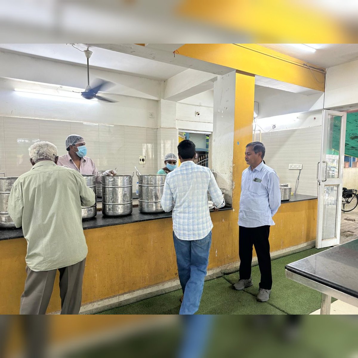 elurumc's tweet photo. ✨Eluru Municipal Corporation✨
Additional Commissioner conducted a surprise visit to the Anna Canteen at the SBI Main Branch area today.Inspected hygiene standards, and interacted with citizens to ensure clean, affordable, and nutritious meals for all. 🍲✨
#AnnaCanteen https://t.co/9dyBaP0NP2