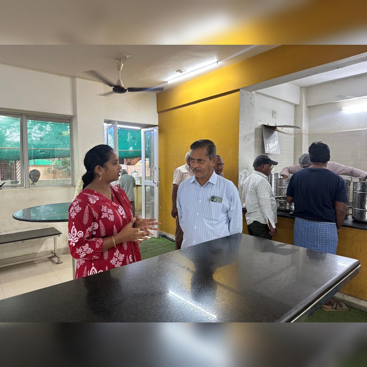 elurumc's tweet photo. ✨Eluru Municipal Corporation✨
Additional Commissioner conducted a surprise visit to the Anna Canteen at the SBI Main Branch area today.Inspected hygiene standards, and interacted with citizens to ensure clean, affordable, and nutritious meals for all. 🍲✨
#AnnaCanteen https://t.co/9dyBaP0NP2