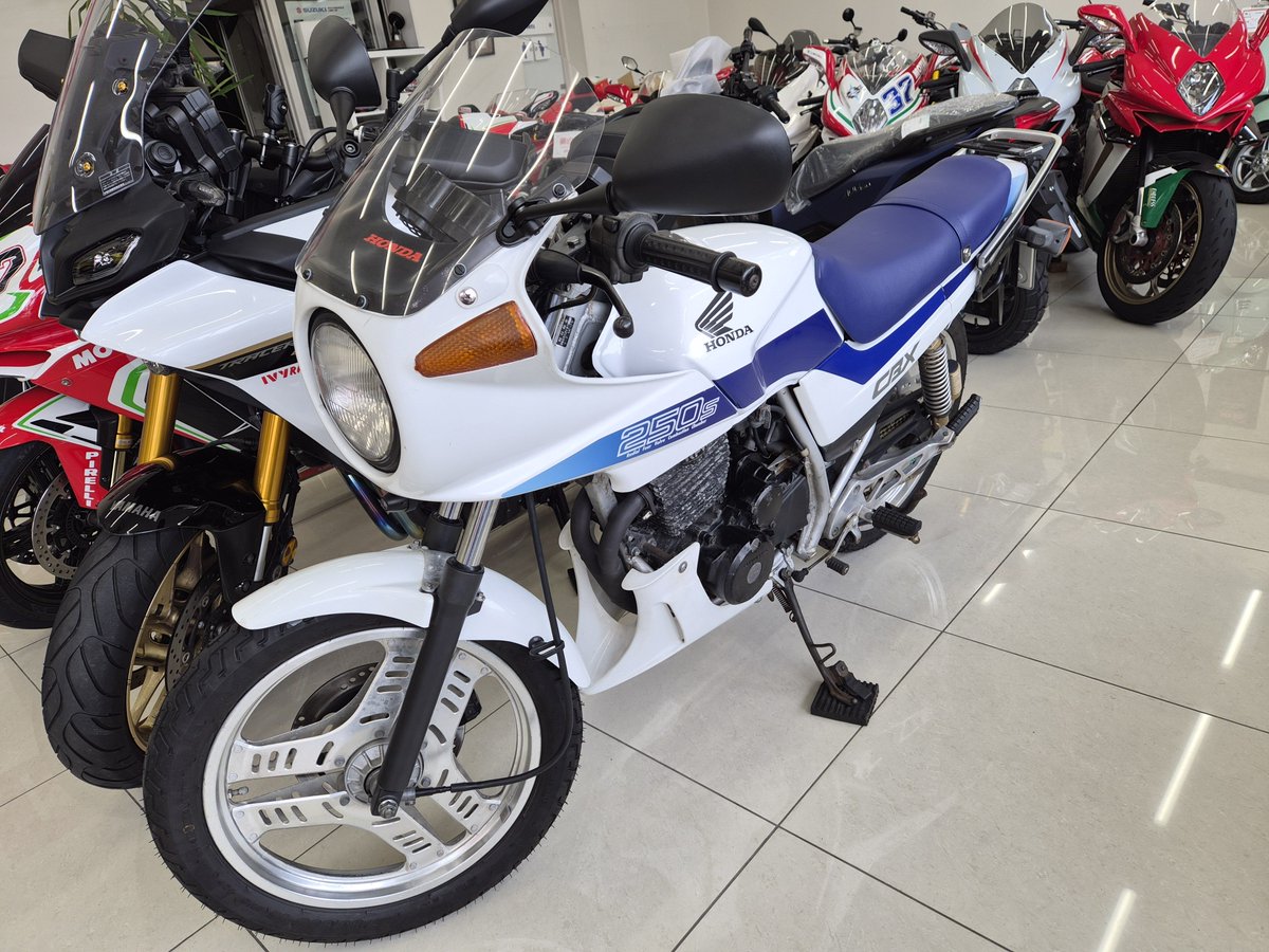 kchanmc's tweet photo. CBX250Sが納車されました！

今から41年前の1985年発売、一代で終わった不人気車種。

購入動機は「親父の思い出」です。
昔、親父がこの車種で事故���てバイクから降りました。

それから40年の時を経て自分がヤフオクで落札して、バイク屋さんに仕上げて頂きました。
#HONDA

https://t.co/WH61Vcl3Ob https://t.co/q3HPfFdqNK