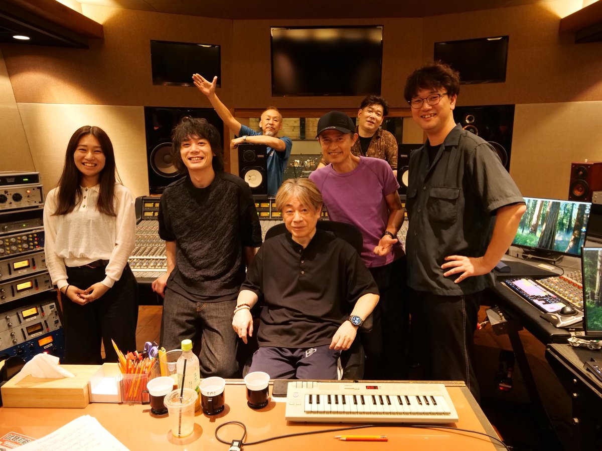 4Genexyz's tweet photo. 4日間、こだわりにこだわったレコーディング完了！ニューアルバムの詳細はもうすぐ発表！リリースツアー計画も着々と進行中！
写真中央：チーフエンジニアの松尾さん
写真左端：2ndエンジニアの藤井さん
#4genexyz #藤井空 #かわ島崇文 #友田ジュン #須藤満 #則竹裕之 https://t.co/pQk259Cglo