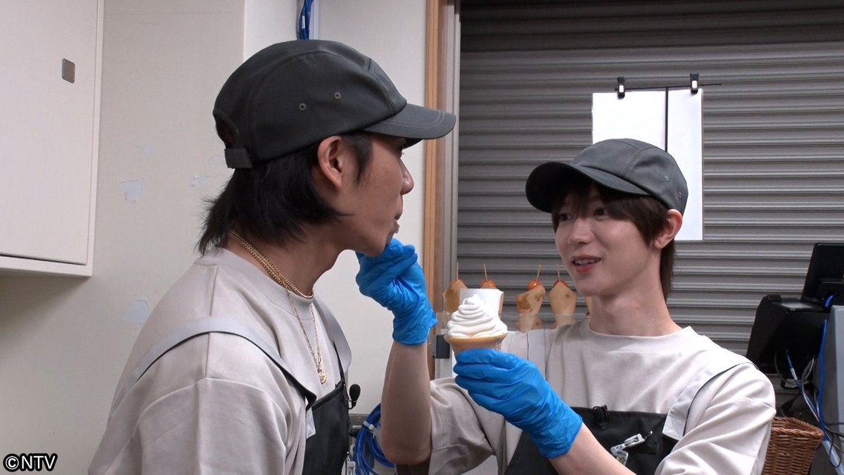 415noUmi's tweet photo. しめちゃんに
・お姫様抱っこされるうみちゃん（1枚目）
・あーんされるうみちゃん（2枚目）
・頭ぽんぽんされるうみちゃん（3枚目）
・担がれるうみちゃん←⁉️⁉️⁉️⁉️⁉️⁉️ https://t.co/LBNPFEzLMy