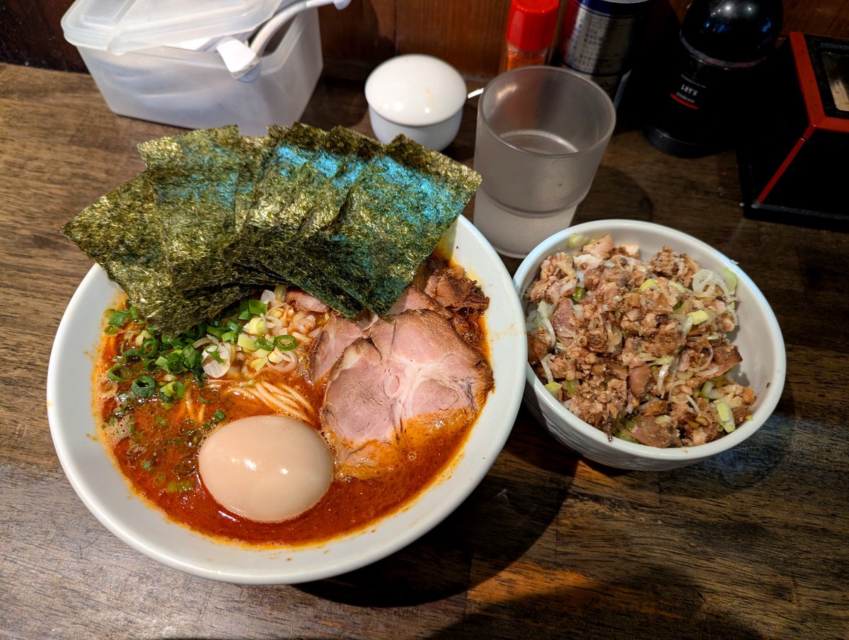 makamaka4546's tweet photo. 【吉田食堂】※鶴見
・特製辛い中華そば
・ネギチャーシュー丼

📷️撮り忘れ
・替え玉

🍜今月3杯目🍜
暑さに勝つための塩分&辛さを求めて💨

あるようでない唯一無二感があるニボ辛スープ本気で🐴い🍜
鶴見でひっそり営業してるワンオペ店主渾身の１杯✊
説明不要のPERFECT🍜なので完飲完食です😊
めっちゃ最高💯
大満足のご馳走様でした🙏