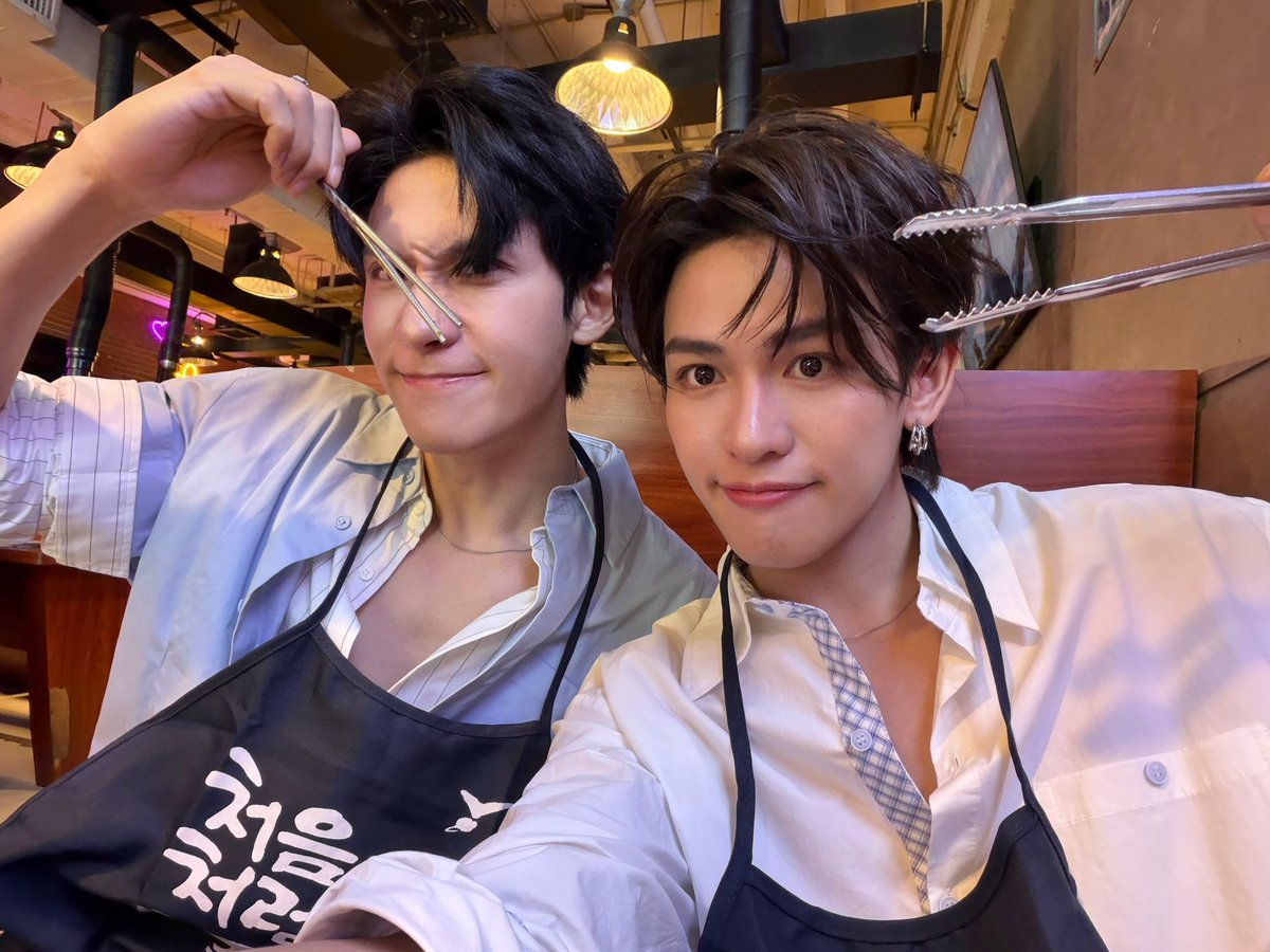 shoguunn's tweet photo. เลิกงานแล้วก็หม่ำๆ เดี๋ยวลุงรอสกลับจีนแล้วว เซฟไฟล์ทน้า ขอบคุณทุกคนที่มาหากันวันนี้น้า กลับบ้านปลอดภัยย หาอะไรอร่อยๆ กินกันด้วยน้าทุกคน 🥓🥩 

#EVEANDBOYWORLDOFFRAGRANCE26EP3
#EVEANDBOY
#FRAGRANCEDESTINATION 
#RossShogun
#SHOGUNparamee https://t.co/tubnWKviBY