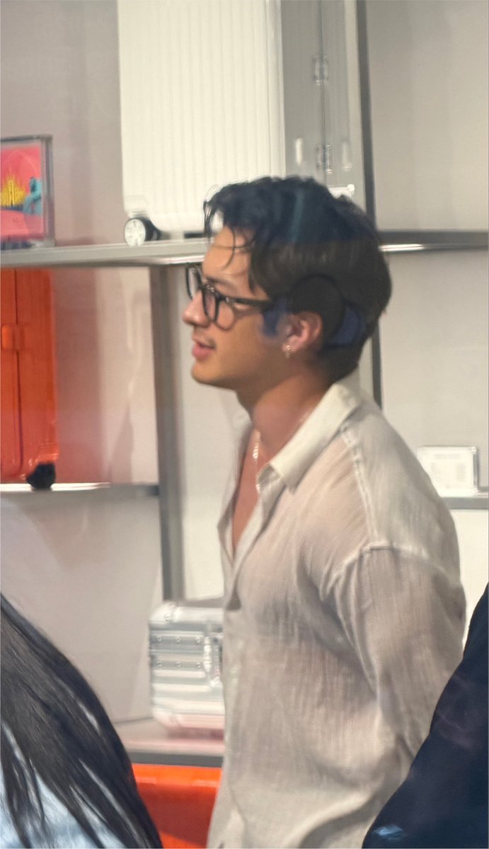 hudsexuaI's tweet photo. I can’t stop staring at this photo it is smth special what the fuck is his problem https://t.co/A8n0op6nkm
