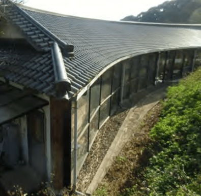 WHtc52914's tweet photo. #ポストモダン建築
三十三メートル堂（廃墟）と
三十三間堂（国宝）
瀬戸内市牛窓町にある牛窓国際交流ヴィラ（1988）
大屋根リングより早く『貫構造』再現
四段の貫が丸太を縫うように敷地のカーブに合わせ円弧を描く
残念なことに当時の建築指導課は貫構造を認めず鉄筋ブレースを付けさせられた https://t.co/Gx3yGB53Va