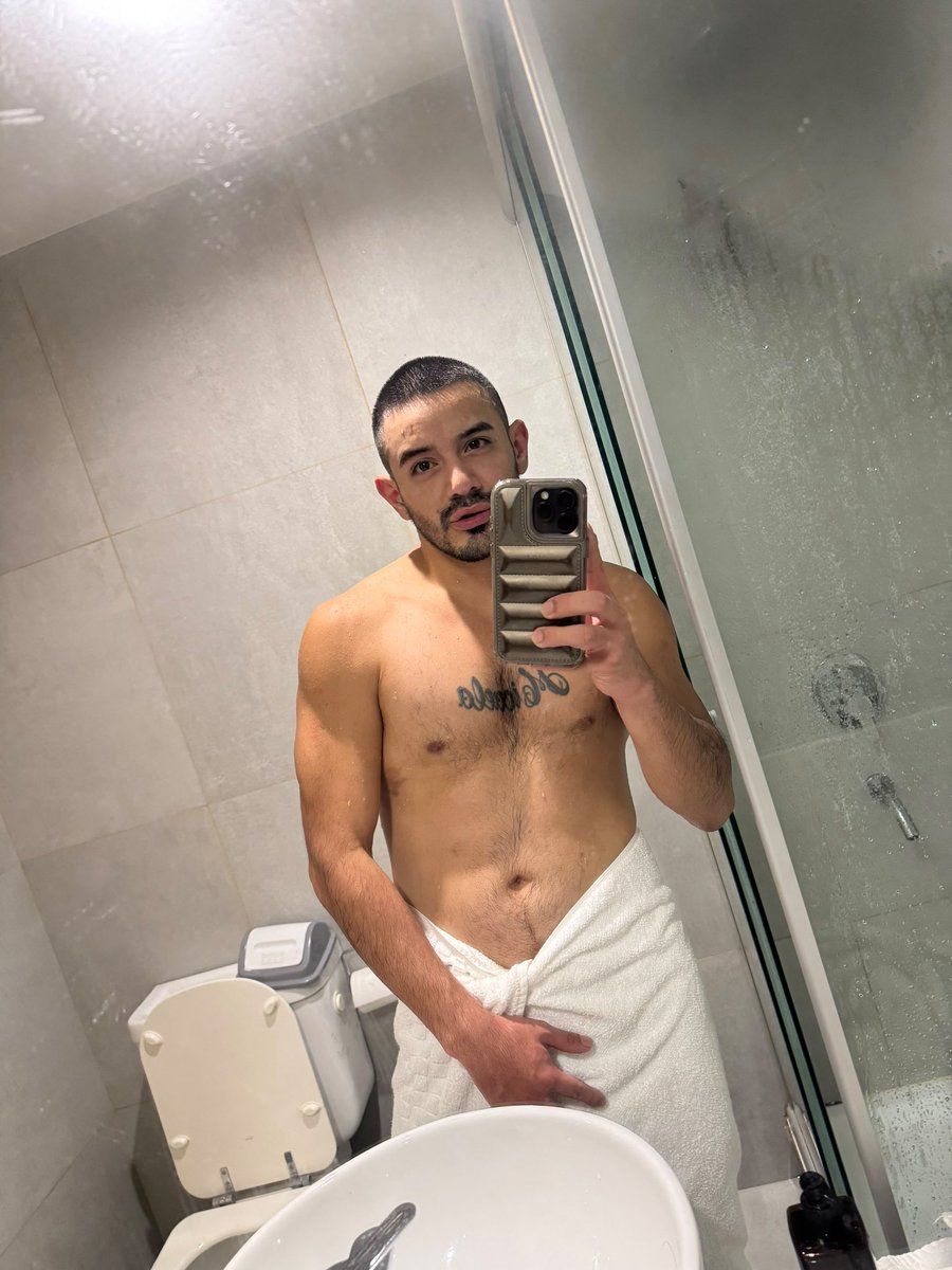 CGadan57605's tweet photo. Se  viene el fin de semana. Alguien quiere ver lo que esta de bajo de esta toalla?
😈🥵🍆💦

⭐️⭐️EL MEJOR CONTENIDO⭐️⭐️
https://t.co/FbYWsvujBe https://t.co/Ak6vhUjA4S
