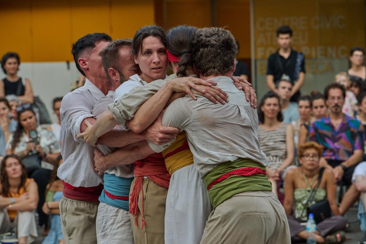 quesoni's tweet photo. ⬛ Ahir va acabar el Festival Tangent 2026 i estem molt contentes d'haver pogut treballar-hi de la mà de #RelleuCultural!

Han estat setze magnífics vespres de música, dansa, teatre i circ que han convertit l'Eixample de Barcelona en un gran escenari! https://t.co/nxsEbw8Ssl