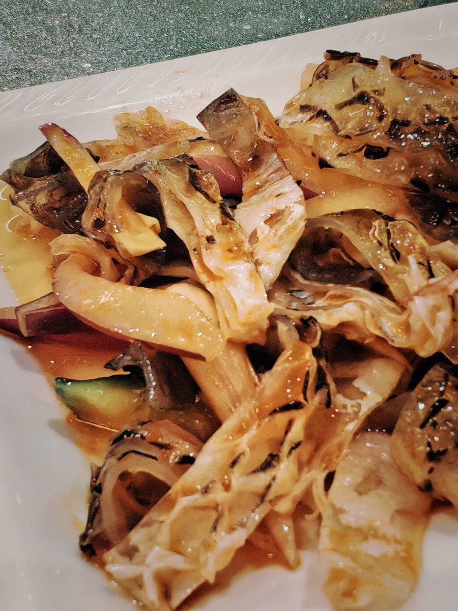 andrewwah2's tweet photo. 顺德必吃榜单——鱼生。
鱼肉起片刺身，鱼皮凉拌，鱼腩炒米粉，鱼骨鱼头焖冬瓜，一条鱼，没有一处是多余的……。 https://t.co/HOy9cKDlL8