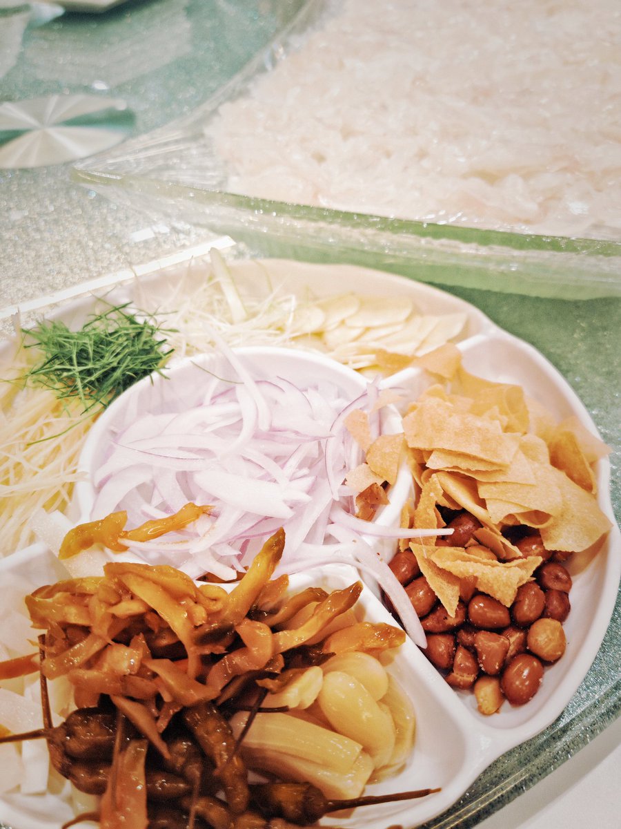 andrewwah2's tweet photo. 顺德必吃榜单——鱼生。
鱼肉起片刺身，鱼皮凉拌，鱼腩炒米粉，鱼骨鱼头焖冬瓜，一条鱼，没有一处是多余的……。 https://t.co/HOy9cKDlL8
