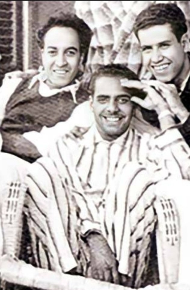 abu_taymour's tweet photo. ناصر المنقور.. السفير الملكي - https://t.co/5goGk0vvSe
بمناسبة ذكرى مرور 19 عاما على رحيل السفير الملكي المرحوم ناصر المنقور، يعيد د.عبدالله المد��ي نش�� مقاله المفصل عنه رحمه الله في صحيفة عكاظ. إقرأ سيرته وتعرف على انشغالاته والمهام التي انيطت به وصولاته وجولاته الدبلوماسية في البلدان التي مثل فيها بلاده وكان معظمها ممالك مثل اسبانيا والسويد والدنمارك والنرويج واليابان وبريطانيا العظمى. (الصورة للمنقور يتوسط اثنين من زملائه في بلكونة شقتهم زمن دراستهم في القاهرة)