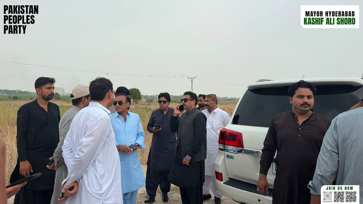 QumberZawar's tweet photo. Visited the ongoing road widening &amp; upgradation project from Shahbaz Flyover to Latifabad No. 7 Railway Crossing with the concerned XENs of the Local Government Department and elected local body representatives. #SindhGovt #HyderabadDevelopment #HMCWork #PPP
@KashifShoroPPP https://t.co/a6clq087NC