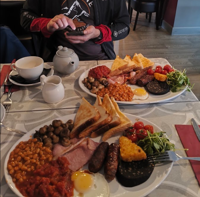 viliuszz's tweet photo. @darkooo pasimatuokim bybiais. paskutinį kartą važiavau iš manchesterio namo į notts dviračiu sustojau kažkur peak districte pusryčių restorane. 14 auksinių . https://t.co/VQ9medSD8y