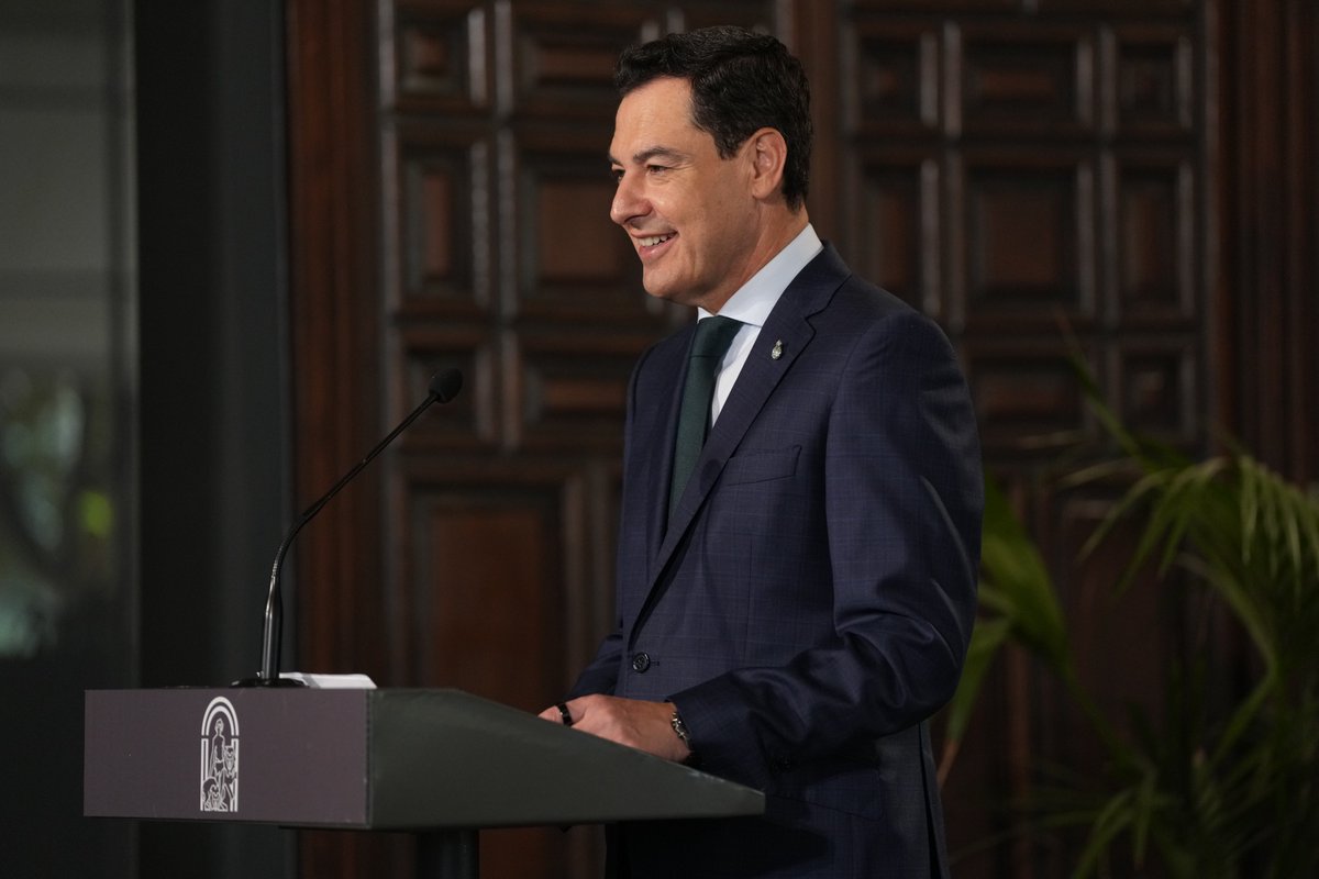 AndaluciaJunta's tweet photo. @JuanMa_Moreno @AlmeriaJunta @JaenJunta @JuntaGranada @JuntaSevilla @CadizJunta @JuntaCordoba @HuelvaJunta @MalagaJunta 🗣️🏛️El presidente @JuanMa_Moreno ha pedido a los nuevos delegados del Gobierno en las provincias "máximo trabajo, dedicación y cercanía" hacia los problemas de los ciudadanos. https://t.co/WjR9onZwF6