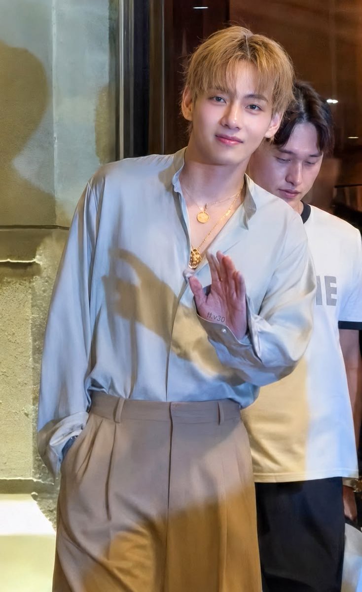 ErkinaNina51601's tweet photo. Celine Prince delivered flawless flair! 

TAEHYUNG FOR CELINE
#TAEHYUNGxCELINE
#VxCELINE
#Celine https://t.co/RA5f7Fbs70