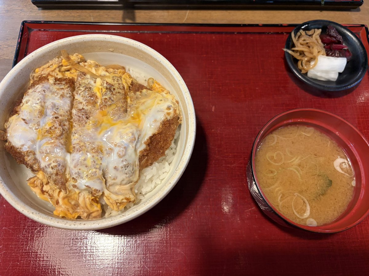 Tomokey11's tweet photo. 天ザルを食べようとお蕎麦屋さんへ
だがしかし、カツ丼の魅力に誘われてしまった💖
どうしてお蕎麦屋さんのカツ丼って美味いんだろう😋 https://t.co/WFlXOhP0za
