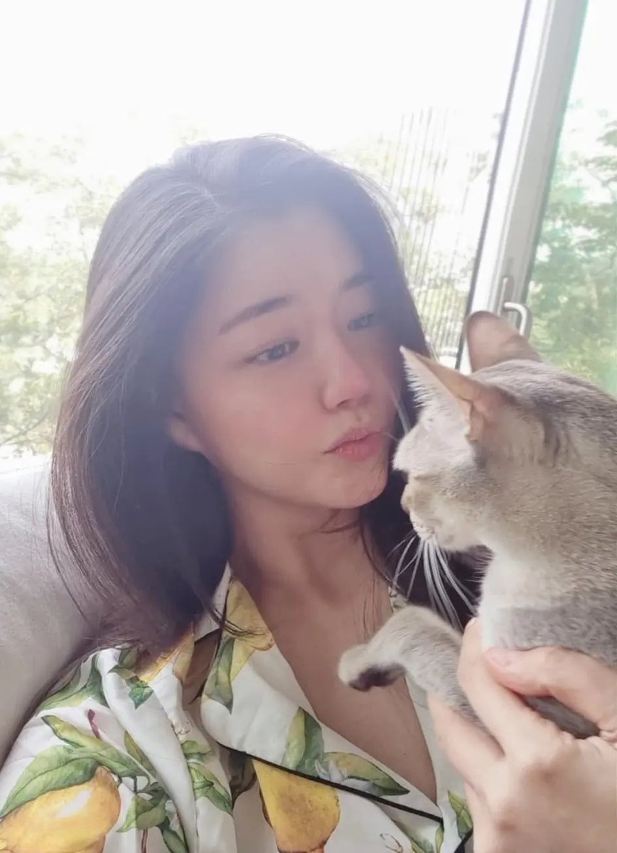 DRbitcoin36's tweet photo. 卧槽，卢素英才是海力��最大的赢家

海力士集团会长崔泰源，之前承认婚外情还育有私生女后提出离婚，他的前妻卢素英通过多年诉讼，要求分享两人 30 多年婚姻期间积累的 SK 集团财富，最终暂时获判约 6.4 亿美元。

目前女方可能拿到的赔偿：
· 财产分割：9440 亿韩元，约 6.4 亿美元
· 精神损害赔偿：20 亿韩元，约 136 万美元
· 合计约 9460 亿韩元，约 6.45 亿美元

其中 20 亿韩元赔偿已经确定，9440 亿韩元是最新重审判决，崔泰源仍可能上诉。备注：卢素英是韩国前总统卢泰愚的女儿。

· 图一：是崔泰源和原妻卢素英
· 图二：是崔泰源的小三金熙英