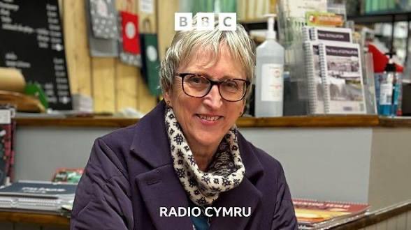 RealShanCothi's tweet photo. Dwi dal yn ‘SHOW MODE’…🤣 Bore da! N’ol yn stiwdio Bore Cothi @BBCRadioCymru a gobitho gai’ch cwmni chi - barod i gal cwmni Lowri Haf Cooke i fynd a ni i’r sinema i ymlacio a bydd @RhCadwaladr yn rhannu ei chofion cyntaf gyda ni! LIMERIG heddi? ‘Na chi Sioe odd honna i’w chofio! https://t.co/qnXe7sZkW2