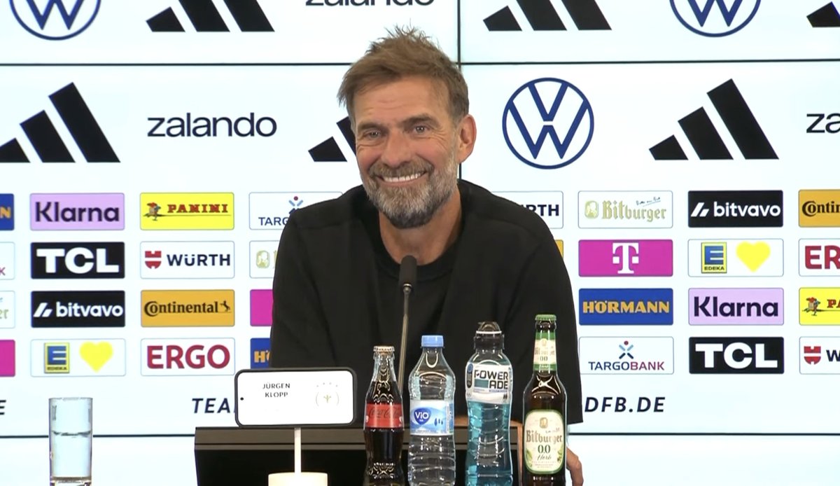 iMiaSanMia's tweet photo. Klopp asked whether he will be wearing a suit or a tracksuit on the sideline: "[laughs] I haven't missed doing this [press conferences]. Definitely not a tie. We'll see. I've had the opportunity to update my wardrobe in recent years. I feel it is now more suitable for the new role than before"