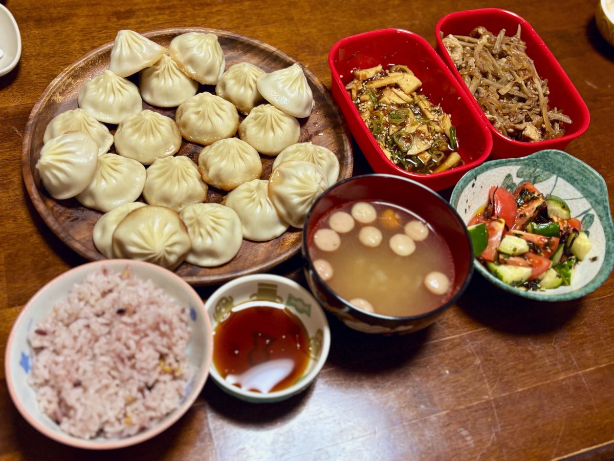 irisayametti's tweet photo. 晩御飯

・小籠包‼️
・肉ごぼう‼️
・トマトの塩昆布マリネ‼️
・大根のポン酢漬け‼️
・ビーフコンソメスープ‼️
・雑穀ご飯‼️ https://t.co/S23M8jQOYw