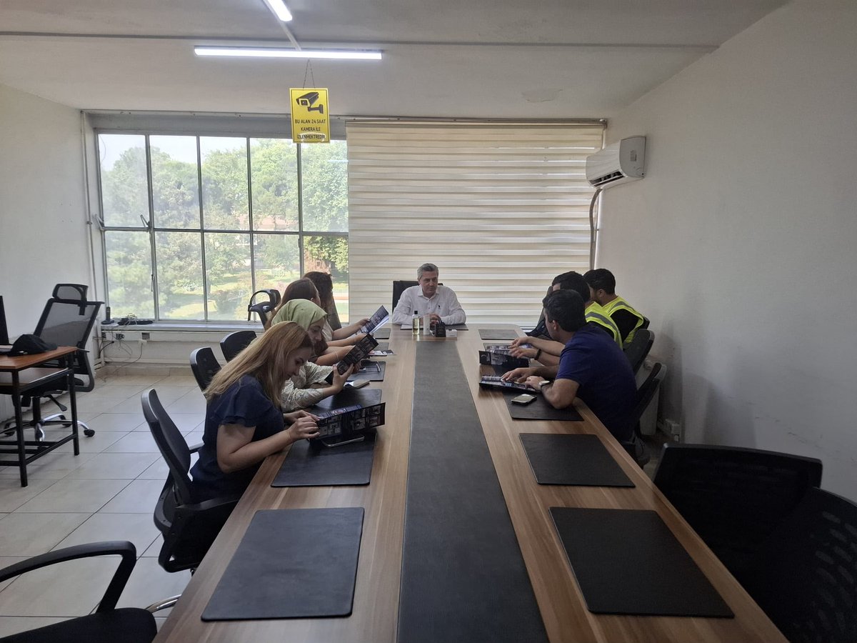 MuhTekEnerji's tweet photo. Genel Başkanımız Mümin Güler ile Balıkesir İl Temsilcimiz Onur Dalgalı, Susurluk Şeker Fabrikası’nda İşletme ve Ziraat Birimlerini ziyaret etti.

Ziyaret kapsamında, İşletme Biriminde İşletme Şefi Tümay Tümen ve meslektaşlarımızla; Ziraat Biriminde ise Ziraat Müdür Yardımcısı Fatma Özbay ve meslektaşlarımızla bir araya gelinerek kapsamlı görüşmeler gerçekleştirildi.

Görüşmelerde sendikamızın faaliyetleri ve yürüttüğü çalışmalar hakkında bilgi paylaşımında bulunulurken, meslektaşlarımızın çalışma hayatında karşılaştıkları sorunlar, talepleri ve beklentileri dinlendi. Ayrıca bu sorunlara yönelik çözüm önerileri değerlendirilerek, haklarımızın geliştirilmesine yönelik yürütülecek çalışmalar hakkında görüş alışverişinde bulunuldu.

Mühendis Tek-Sen ENERJİ olarak, meslektaşlarımızla her fırsatta bir araya gelmeye, sorunları yerinde dinlemeye ve çözüm odaklı çalışmalarımızı kararlılıkla sürdürmeye devam ediyoruz.

🌐 https://t.co/yCZtwXcMoz

#MühendisTekSenENERJİ #Balıkesir