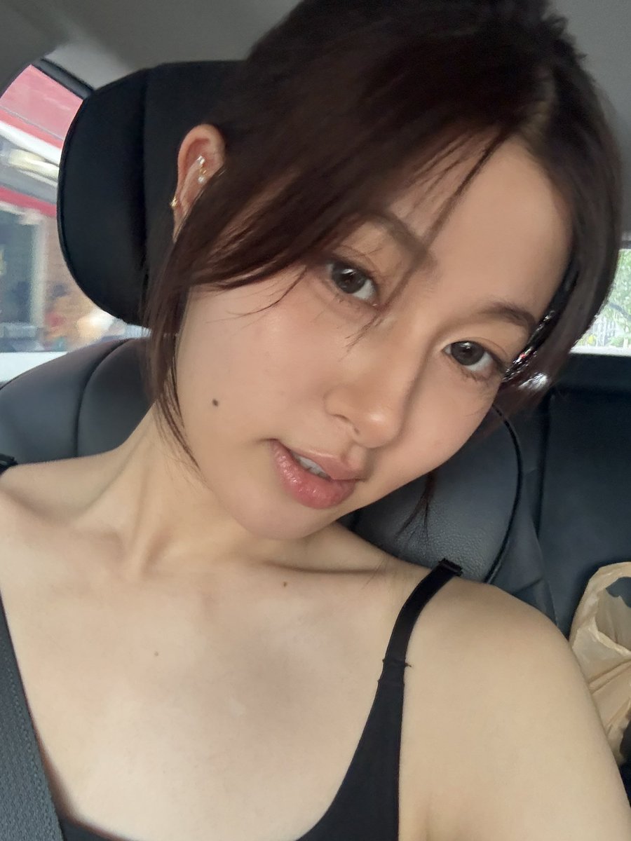 itspahnthitta's tweet photo. ให้ทายว่าหาใคร https://t.co/vkoZLdfa0c