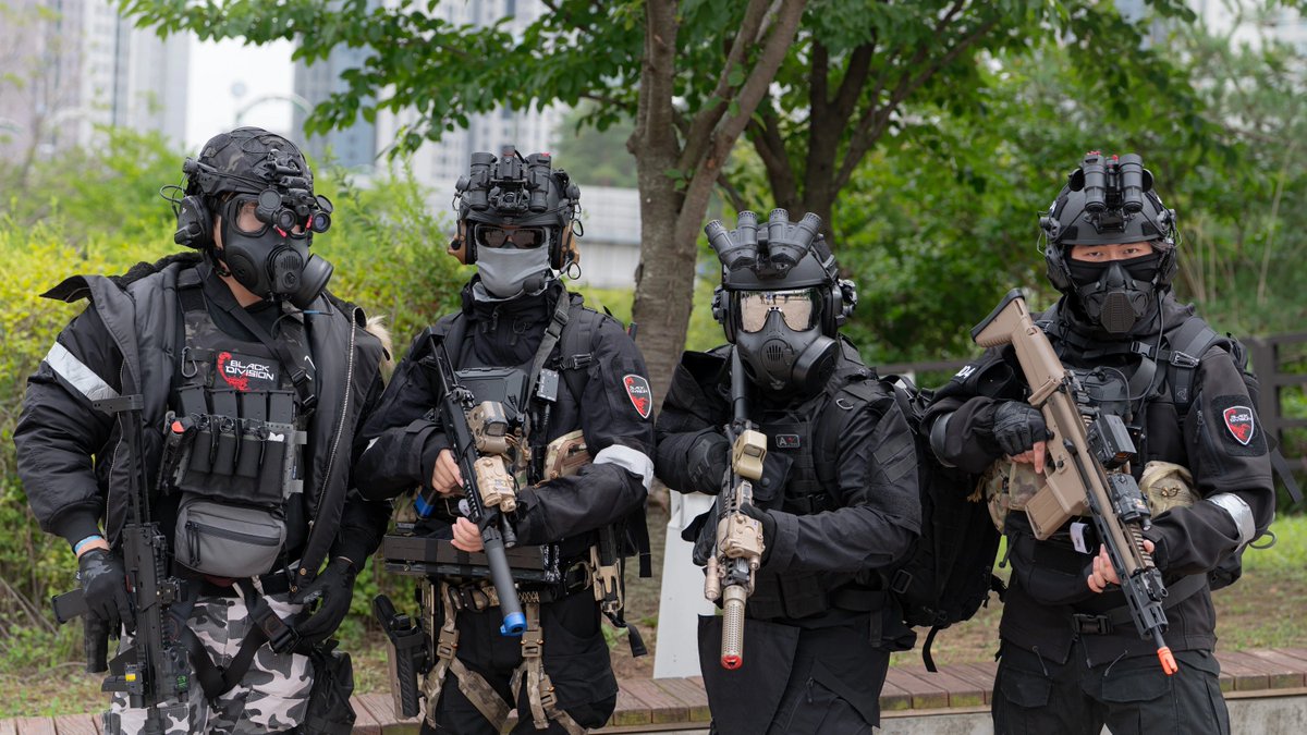 3lineTuna's tweet photo. ···among PMC operators, very few believe in the existence of this so-called "Black Division", because under the current circumstances, freely inserting and extracting entire combat groups through the blockade ring is practically impossible. https://t.co/uyQKZA8p3a