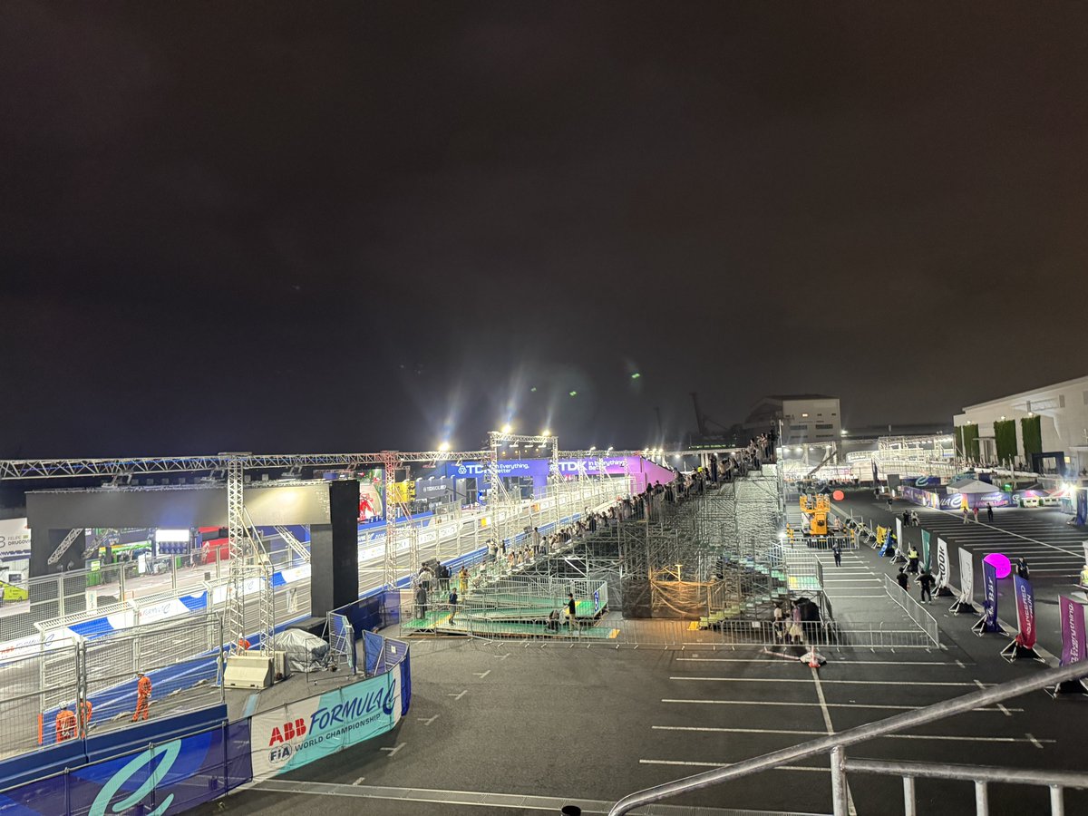 FE_NAVI's tweet photo. FP1が行われています！ナイトレースかっこいい！

グランドスタンドはFIA Girls on trackや地元の方々など、様々な形で招待されたお客さんでいっぱいです！！

#FEjp | #フォーミュラE | #TokyoEPrix🇯🇵 https://t.co/RizFlC4CS9