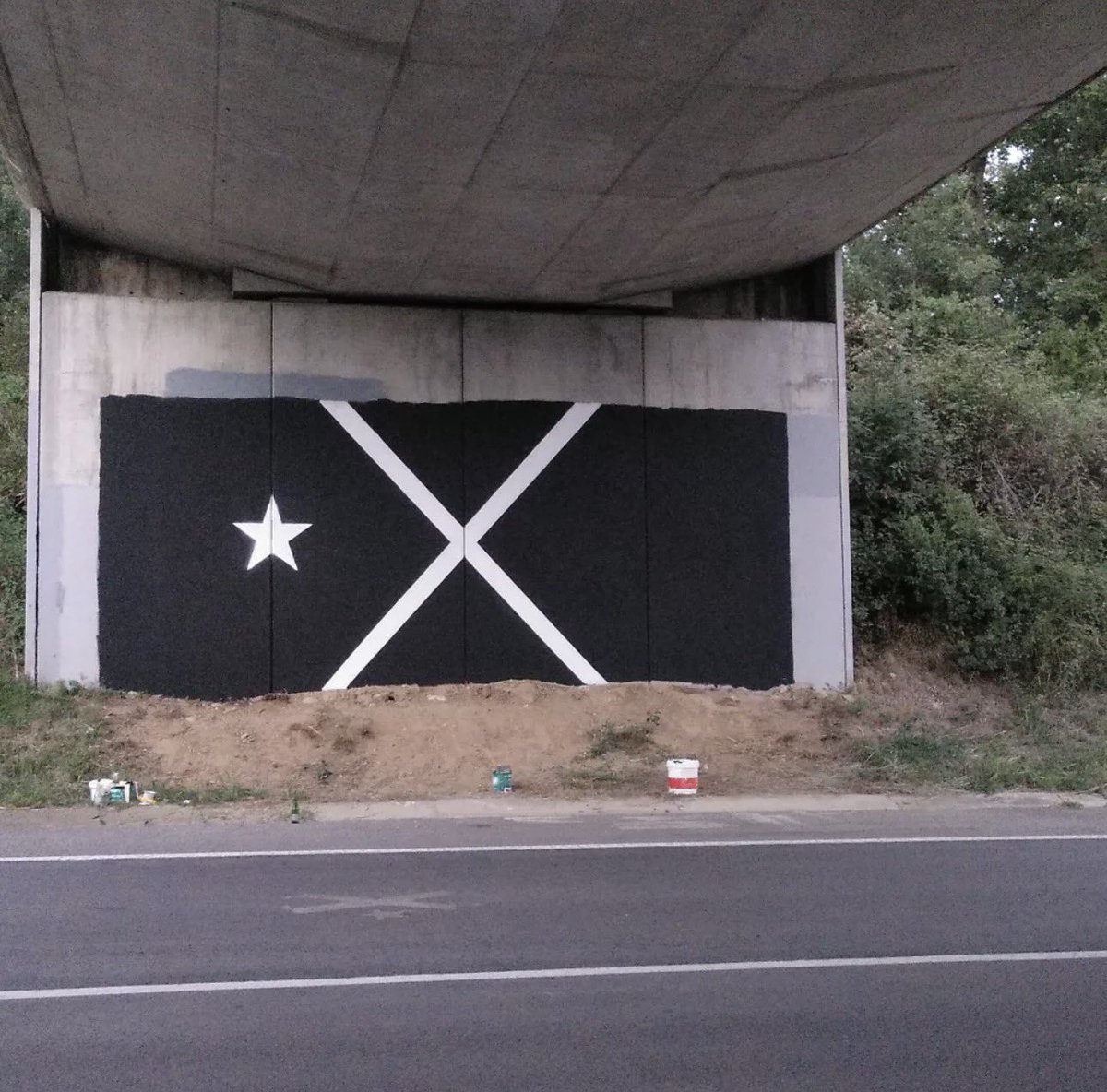 albertdmcat's tweet photo. Quan els espanyolistes destrossen murals independentistes, per exemple, aquesta de la Cellera de Ter, no és vandalisme.
Quan van de nit arrencant estelades dels edificis, parcs, giratoris o fanals, tampoc és vandalisme.
La doble moral del Ñazionalisme espanyol. https://t.co/exMishB5mz