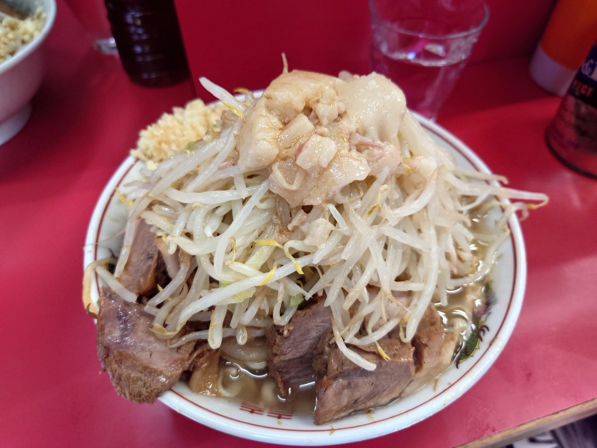 nagi_dlabo's tweet photo. ラーメン��郎三田本店
ぶた入り大ラーメン+全部
初めて平日に行ったかもしれない
スタッフさん今誰がいるかとか全然気にしてなかったけど知ってる顔の方の気がした
暑い中食べる二郎美味しすぎる
ごちそうさまでした！ https://t.co/V1xw570REV