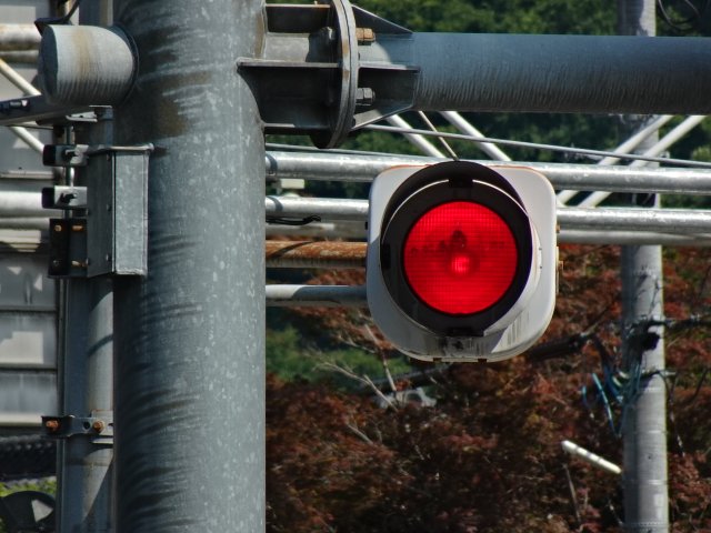_N_station_'s tweet photo. 先日は、信号機巡りで山梨県へ。
日の長い時期でないと太陽光が当たらない北向きに設置されている灯器を中心に取材した。
途中で山梨交通のmonoラッピングバスも撮影したりした。
なお、この日の甲府市の最高気温は全国第5位の39.8度で、500mlのペットボトル飲料があっという間に空になった。 https://t.co/ePheiUV33l