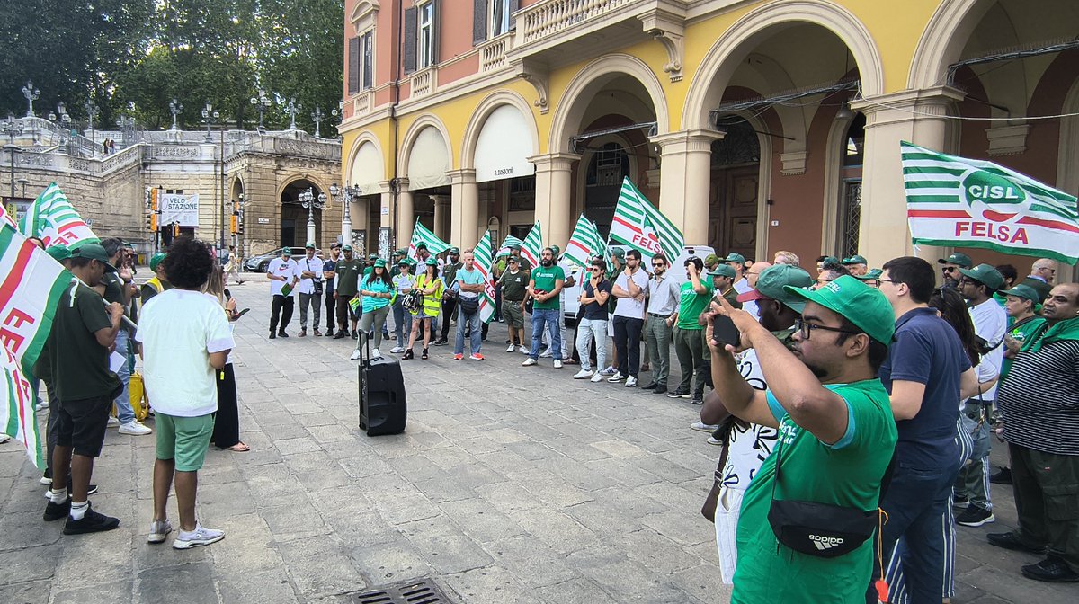 Cisl_ER's tweet photo. #Bologna 🚲 Manifestazione nazionale #rider @FelsaCisl per il #lavoro, il compenso, la #saluteesicurezza. Sostegno e solidarietà da tutta la CISL #EmiliaRomagna 💪 https://t.co/WFeUD2gNem