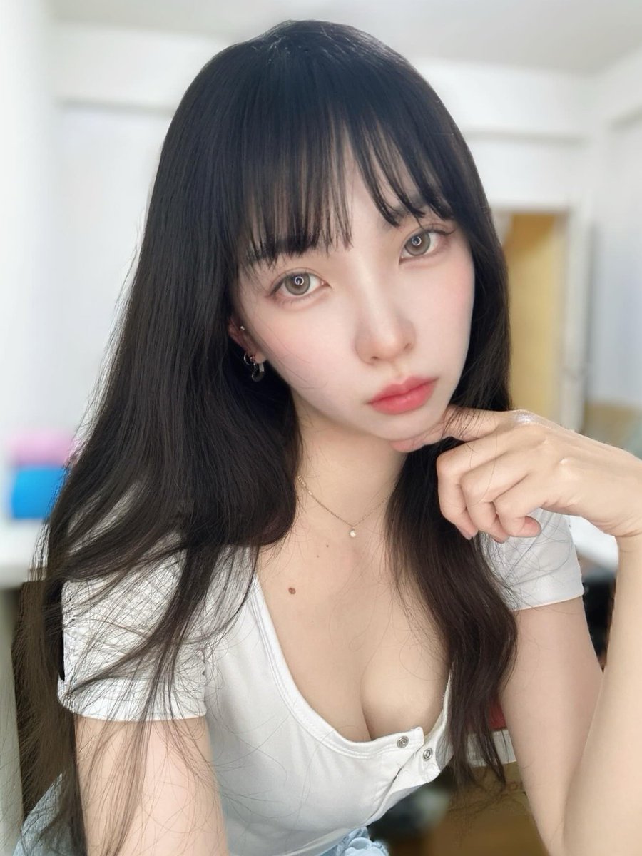 chris_schworm's tweet photo. 就算到了43歲
還是好想被當成女人看待
這種想法很奇怪嗎～ https://t.co/h7aJF1mby2