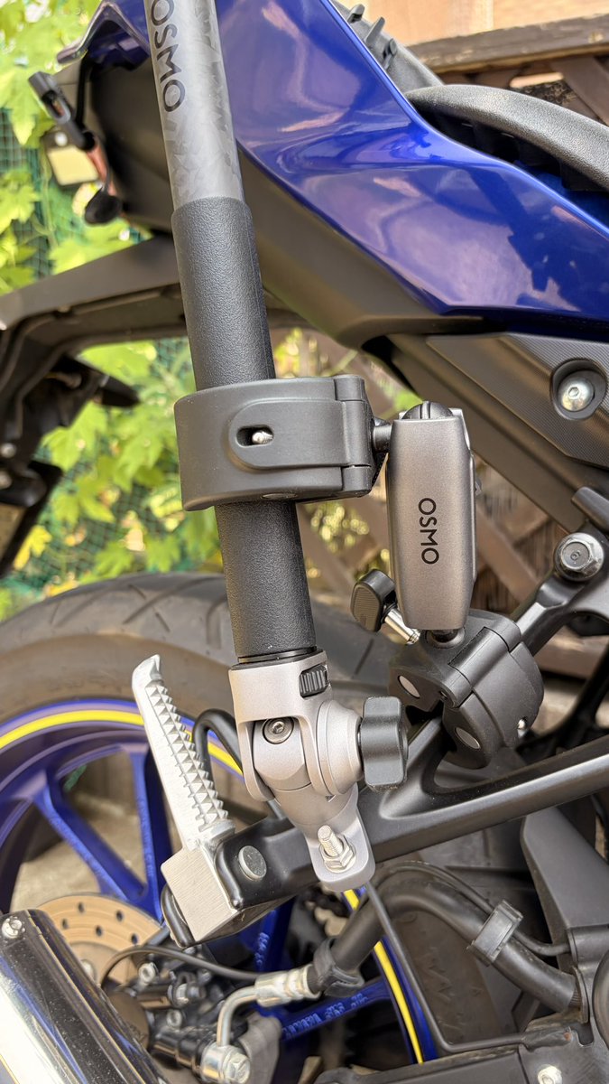 FangW1106's tweet photo. YZF-R15は生産終了との事ですね、、、

そして、ついに後方にカメラマウント装着してみました。

フォロワーさんのマウントの付け方を参考に正規品と汎用品で付けてみました！

#yzfr15 https://t.co/fE7Bnqf0ac
