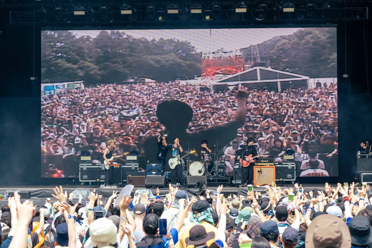KOTORI_band's tweet photo. 𝐓𝐇𝐀𝐍𝐊 𝐘𝐎𝐔 𝐅𝐔𝐉𝐈 𝐑𝐎𝐂𝐊!!!!
@fujirock_jp 

-SET LIST-
1. SKY
2. Ghost
3. 秘密
4. Heartbeat
5. Bluemoment
6. REVIVAL
7. 羽
8. We Are The Future
9. Masterpiece
10. 素晴らしい世界
11. GOLD

本日のセットリストのプレイリストを公開🎧
https://t.co/TWym9ZVtdR

Photo by 藤川正典

#fujirock 
#KOTORI