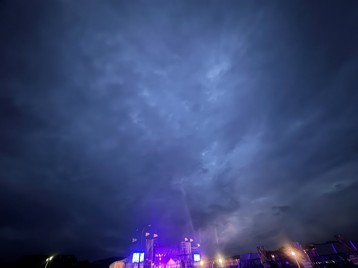onrf's tweet photo. どっぷり日が暮れて涼しい海風が心地良い時間帯。
順調に進行してます。

#ONRFXV
#男鹿フェス15 https://t.co/Cz9ZmoxVra